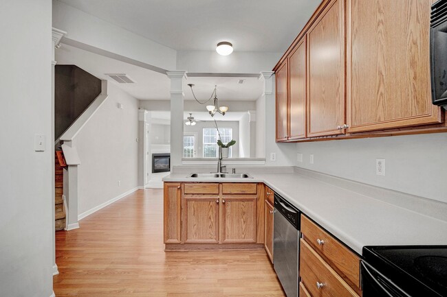 Building Photo - Cute and cozy townhome in Camden Park