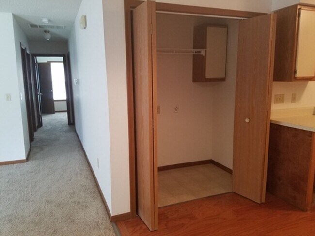 Building Photo - Great 3 Bed 2 Bath 2 Car Garage Flat Duplex- Pets ok!