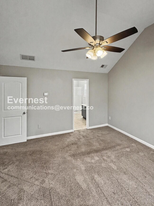 Building Photo - Limited Time Special Offer / 5 Bed, 4 Bath Home with Garage / Pet-Friendly / Vouchers Accepted / ...