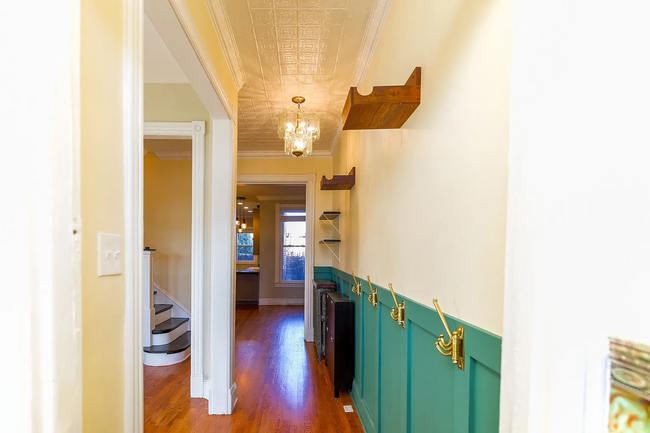 Building Photo - Fully Renovated 3 BR/1.5 BA Apartment in C...