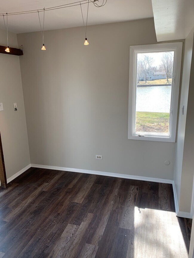 Building Photo - 749 Cove Ct