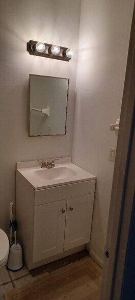 Building Photo - 605 18th Ct