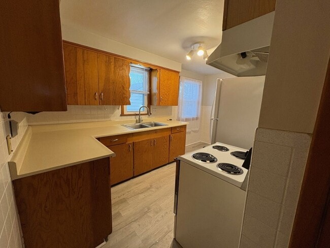 Building Photo - 1115 Lake St