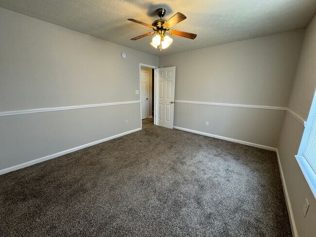 Building Photo - 684 Hummingbird Ln