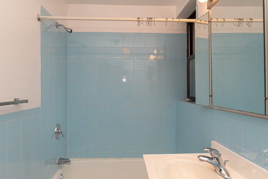 Building Photo - 3617 N Paulina St