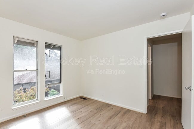 Building Photo - 5422 Roundtree Ct