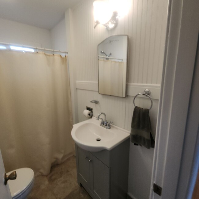 Building Photo - FOR RENT:Cute and Cozy 2 Bedroom, 1 Bath C...