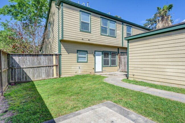 Building Photo - 23618 Wildwood Green Way