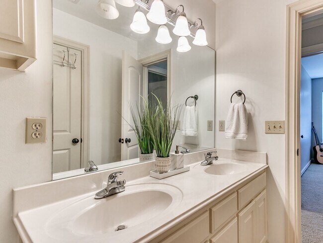 Building Photo - Gorgeous 2 Story Home In Bixby Schools!