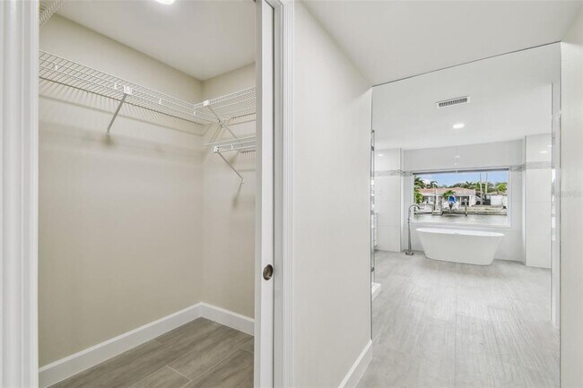 Building Photo - 3938 Versailles Dr