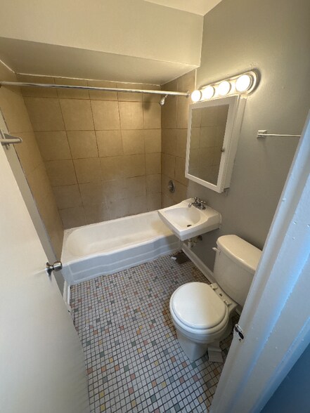 Building Photo - 10720 S Ridgeland Ave