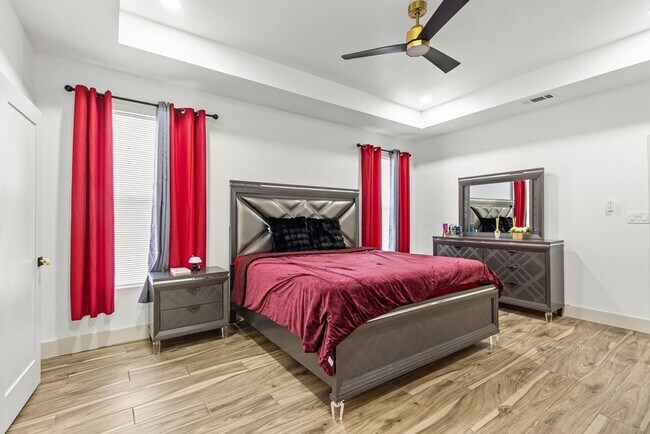 Building Photo - 12370 W University Blvd