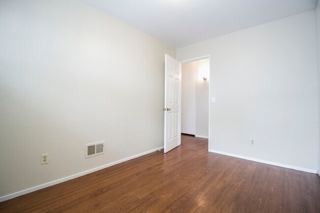 Building Photo - 1421 Pennelwood Dr