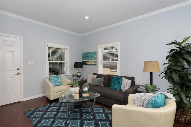 Building Photo - Beautiful 2 Bdrm, 1 Bath Downtown Sac Remodel!