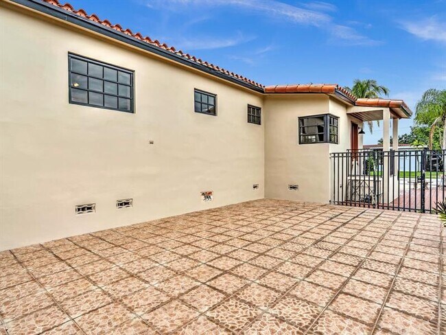 Building Photo - 8020 SW 19th St