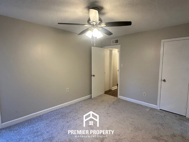 Building Photo - 6467 Llano Ave