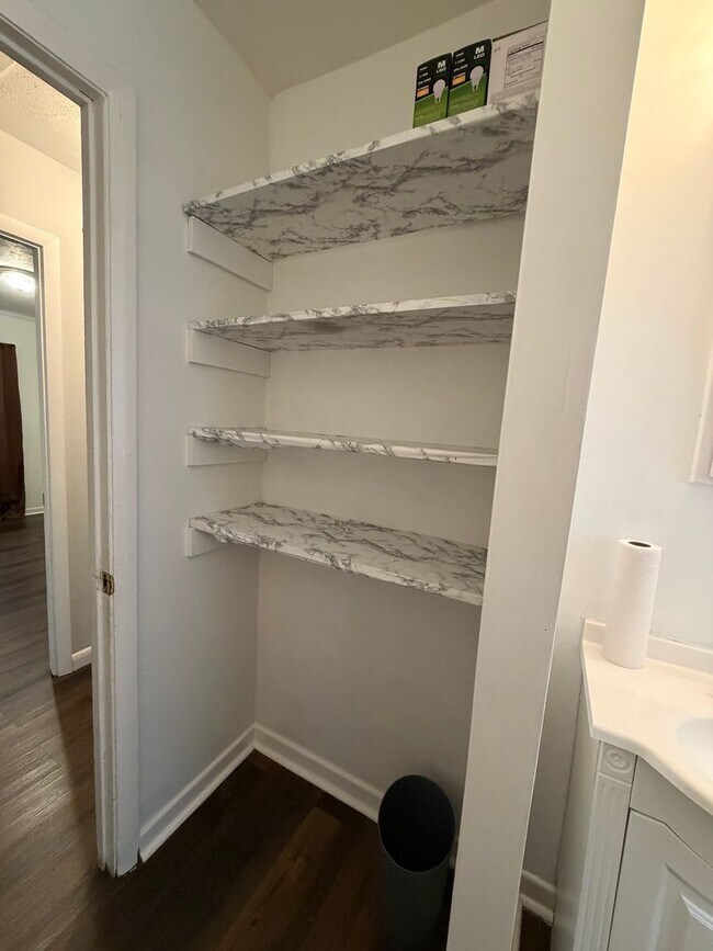 Building Photo - Home near downtown Savannah, Ga!! large fenced in backyard!!