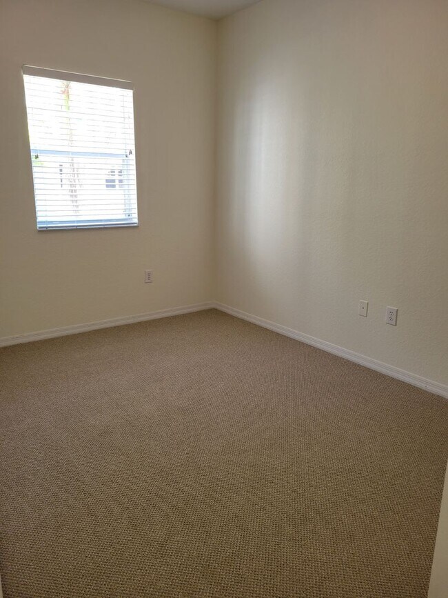 Building Photo - Annual unfurnished 2/2 luxury condo downto...