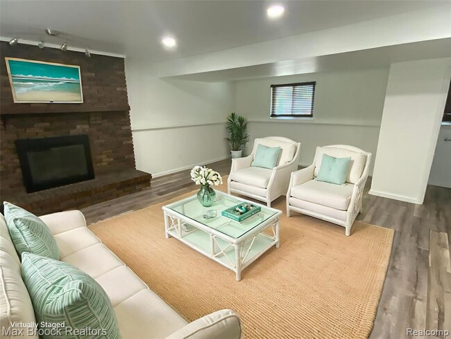 Building Photo - 5715 Sunnycrest Dr