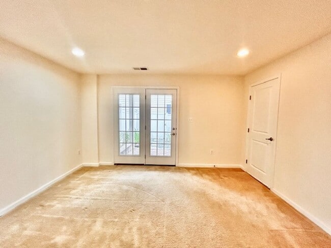 Building Photo - Welcome to the desirable Howard Square