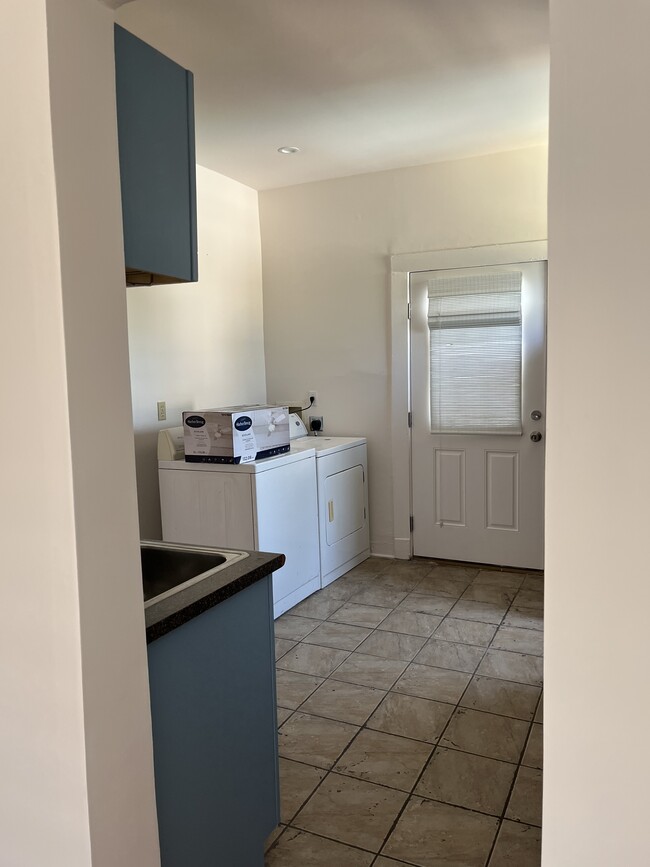 Your own Washer/Dryer - 504 Adams St