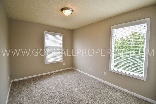 Building Photo - 3 Bedroom 2 Bath Townhome end unit in Glenn Village!!!