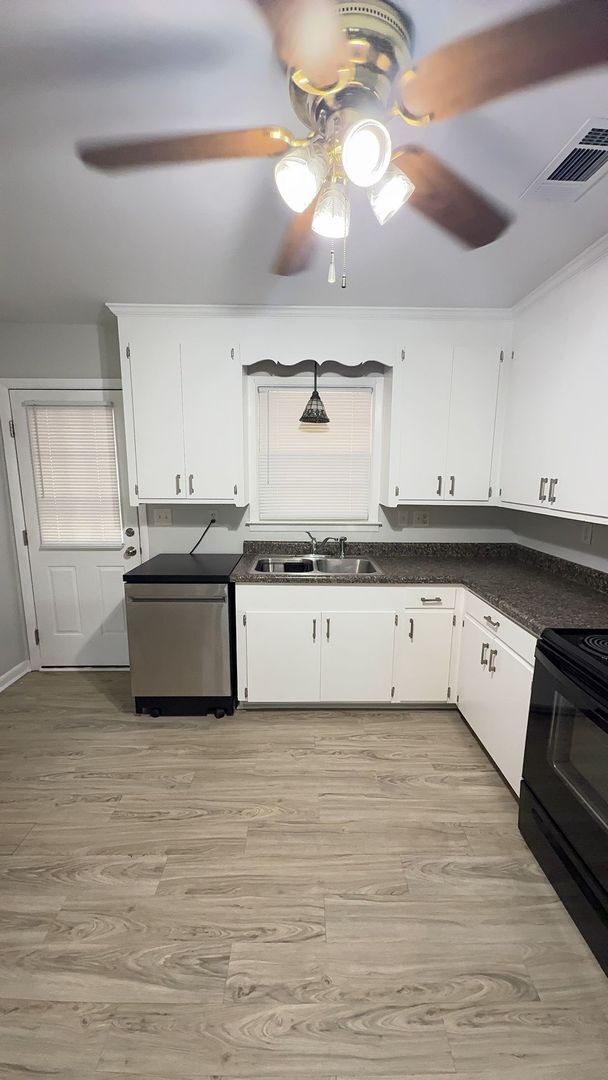 Building Photo - 2BR Duplex with Washer/Dryer + Fresh Updates + Lawn care included