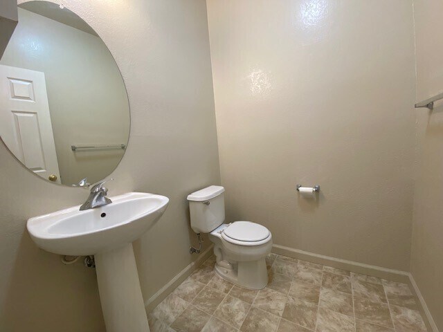 Building Photo - Beautiful and spacious 3-bedroom, 2.5-bathroom home with loft/den in E