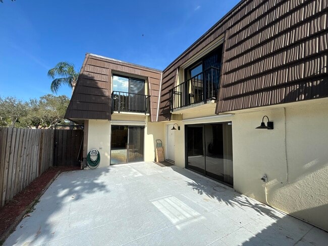 Building Photo - 1010 10th Ct