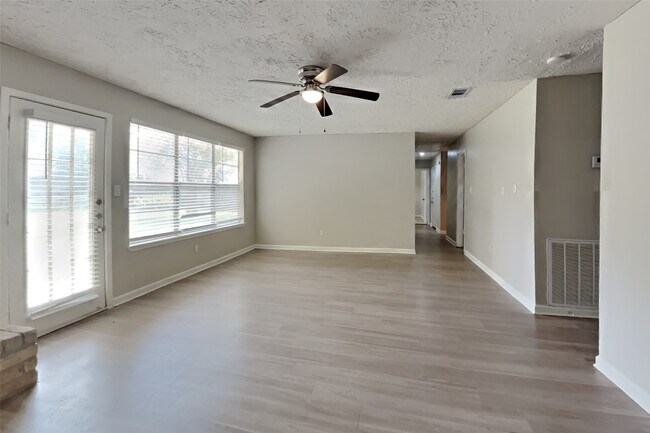 Building Photo - 14227 Bella Dr