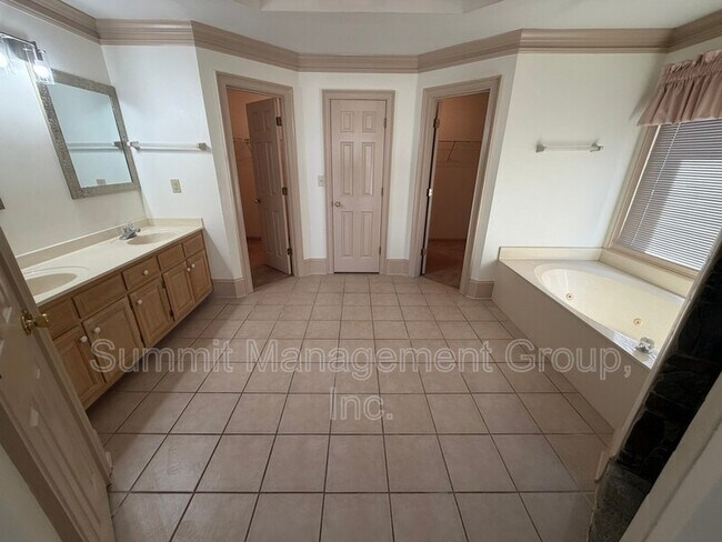 Building Photo - 2405 Twin Creek Ct SW