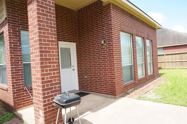 Building Photo - 2114 Madewood Dr