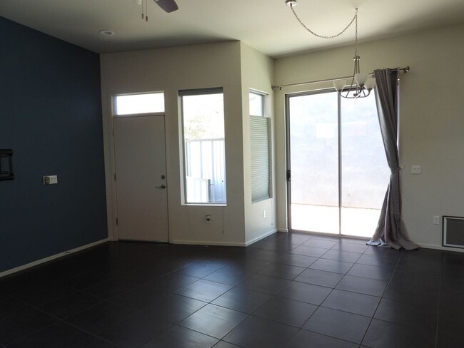 Building Photo - 975 E Park Modern Dr