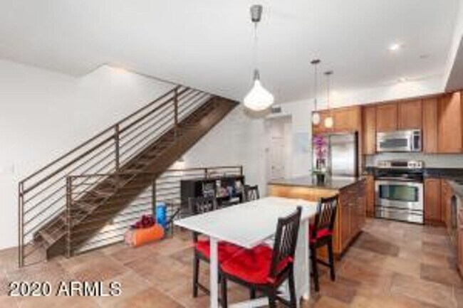 Building Photo - Apply Here www.realty480pm.appfolio.com/listings