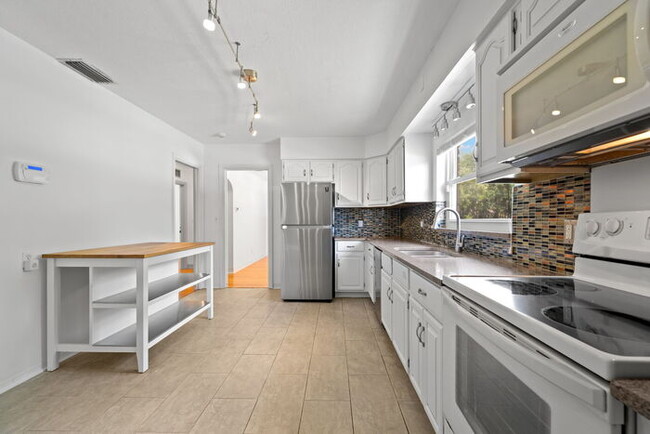 Building Photo - Beautiful Home For Rent in St Petersburg!