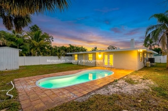 Building Photo - Gorgeous 4 Bedroom in Dunedin! Full Upgraded w/ a Pool!! Don't Miss Out!!