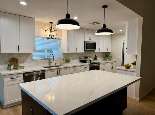 Building Photo - 7331 W Windrose Dr