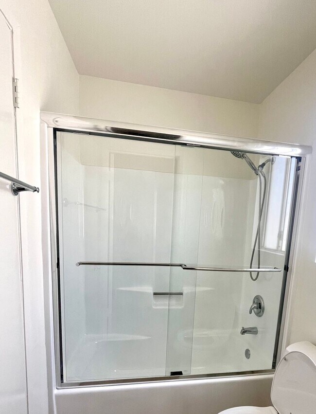 Building Photo - 2 bed 2 bath ocean view Stand alone bungalow by the beach