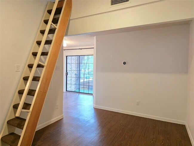 Building Photo - 505 W 18th St