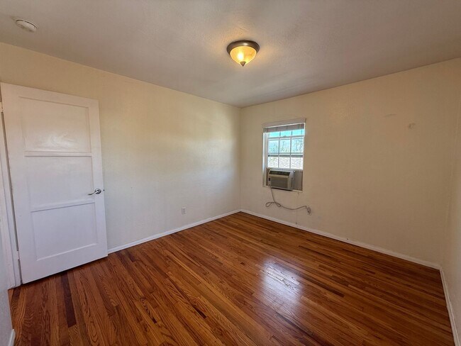 Building Photo - Kensington_Upper level Spacious 1Bed 1Bath reserved parking