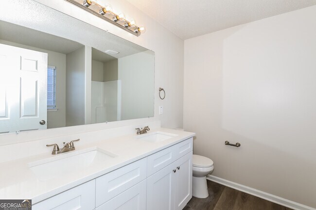 Building Photo - 1924 Simmons Ln