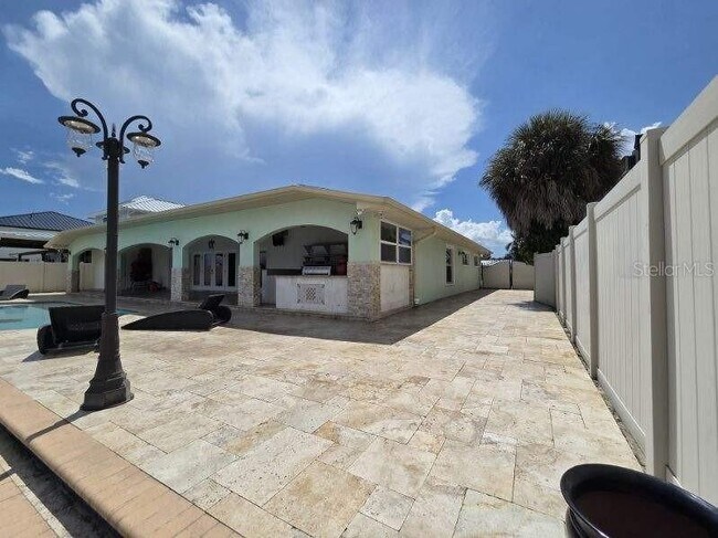 Building Photo - 3927 E Eden Roc Cir
