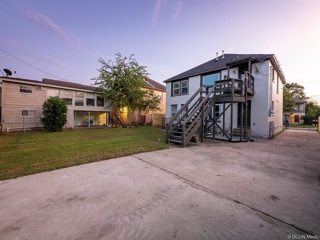 Building Photo - 2421 Truxillo St