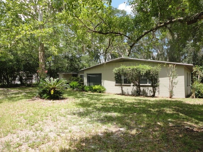 Building Photo - 4 Bedroom/2 Bath located in Golf Club Manor
