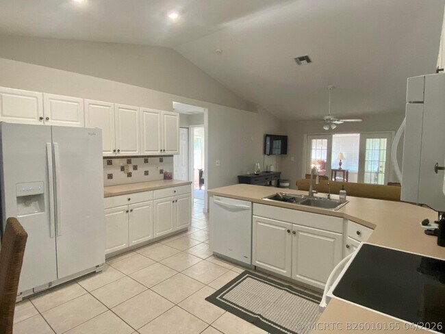 Building Photo - 1094 Raintree Ln