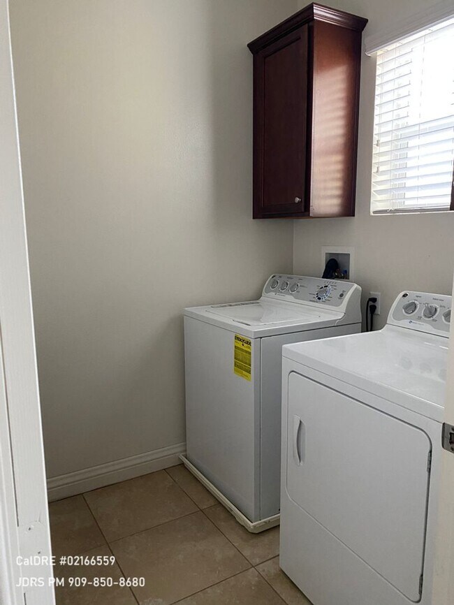 Building Photo - Eastvale 4 bedroom Partially Furnished Home