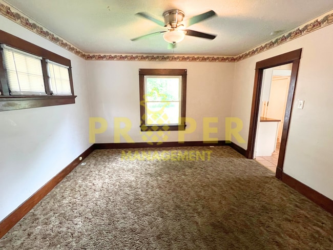 Building Photo - 2 bedrooms 1 bathroom house
