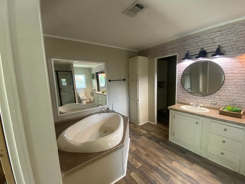 Building Photo - 461 Crewlake Loop