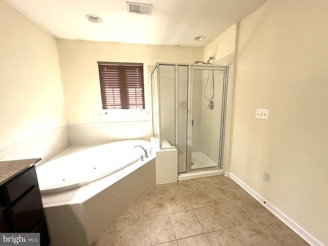 Building Photo - 25795 Clairmont Manor Square