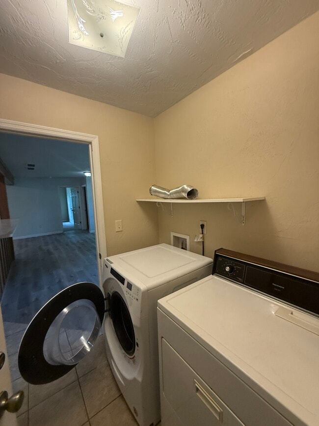 Building Photo - 527 W Harper St